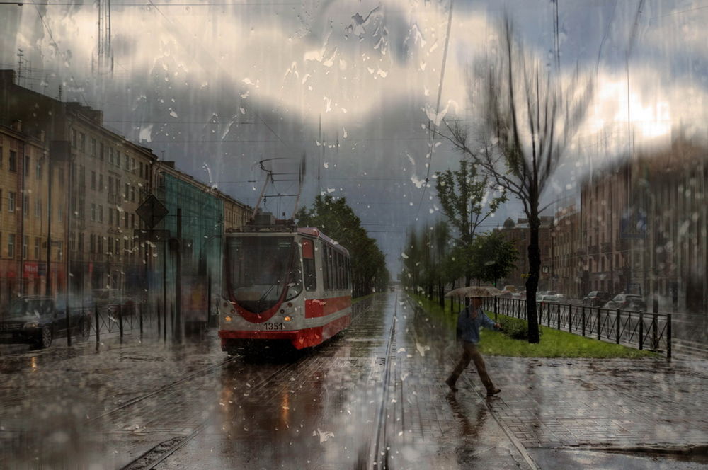 Обои для рабочего стола Трамвай, идущий под сильным дождем, на переднем плане мужчина, держащий в руке зонтик, автор Эдуард Гордеев