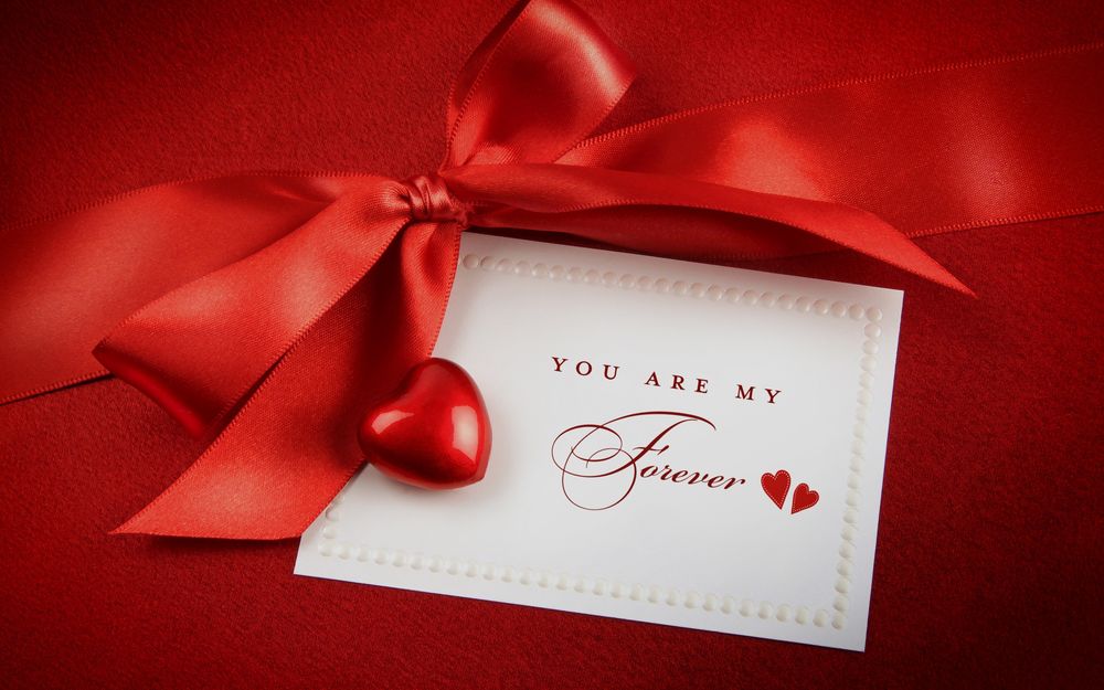 Обои для рабочего стола Белый лист с красным бантом и сердечками (You are my forever / Ты мой навсегда)
