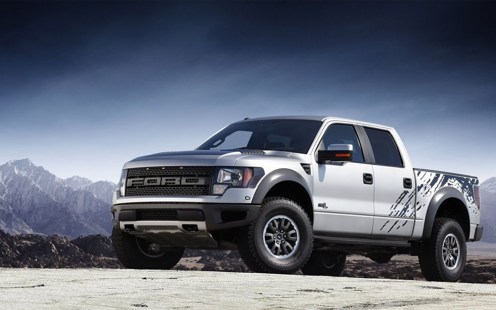 Обои для рабочего стола Внедорожник Ford SVT F-150 Raptor стоит на фоне гор