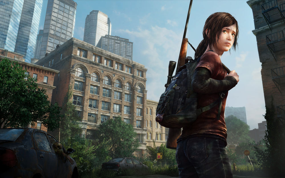 Обои для рабочего стола Ellie / Элли стоит посреди заброшенного города с рюкзаком на одном плече и винтовкой на втором, персонаж из игры The Last of Us / Одни из нас