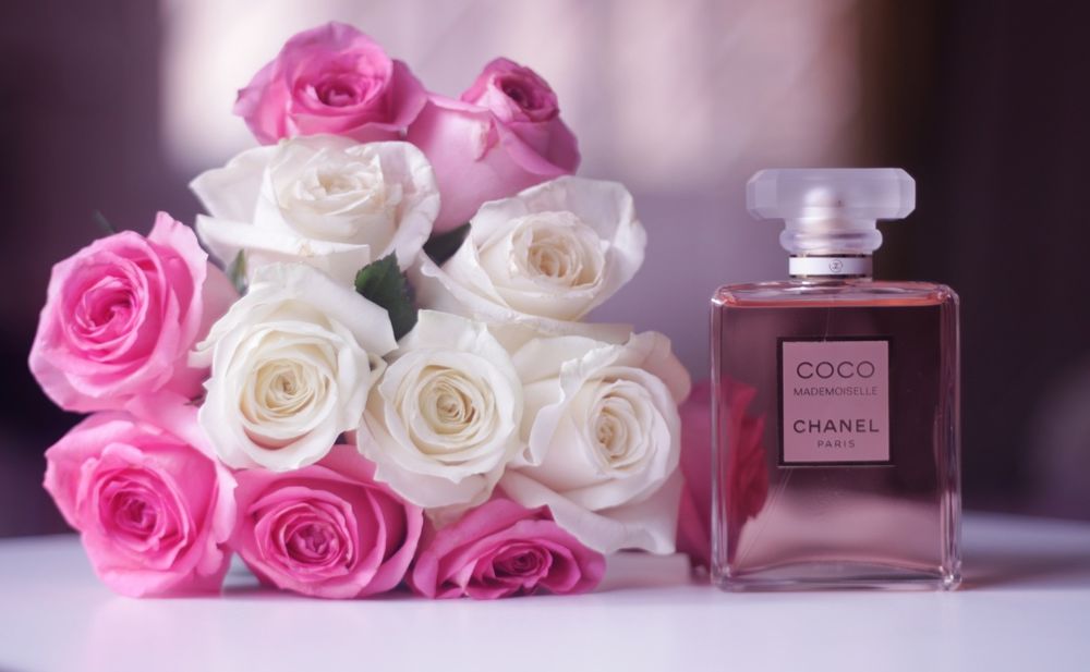 Обои для рабочего стола Букет из розовых и белых роз и флакон духов Chanel Coco Mademoiselle