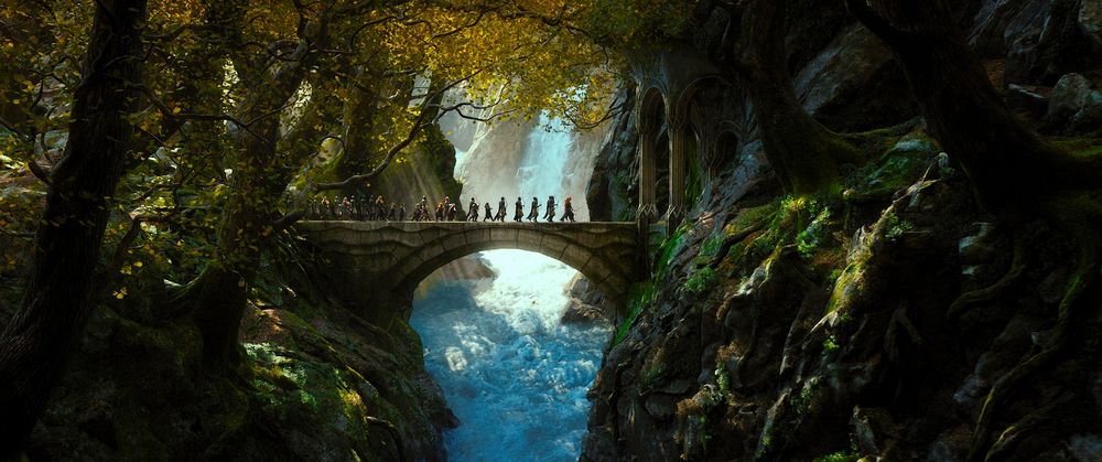 Обои для рабочего стола Герои фильма The Hobbit / Хоббит идут по мосту над пропастью