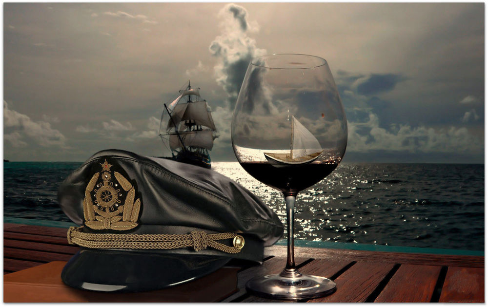 Обои для рабочего стола Фуражка и бокал вина на фоне корабля и парусной лодки