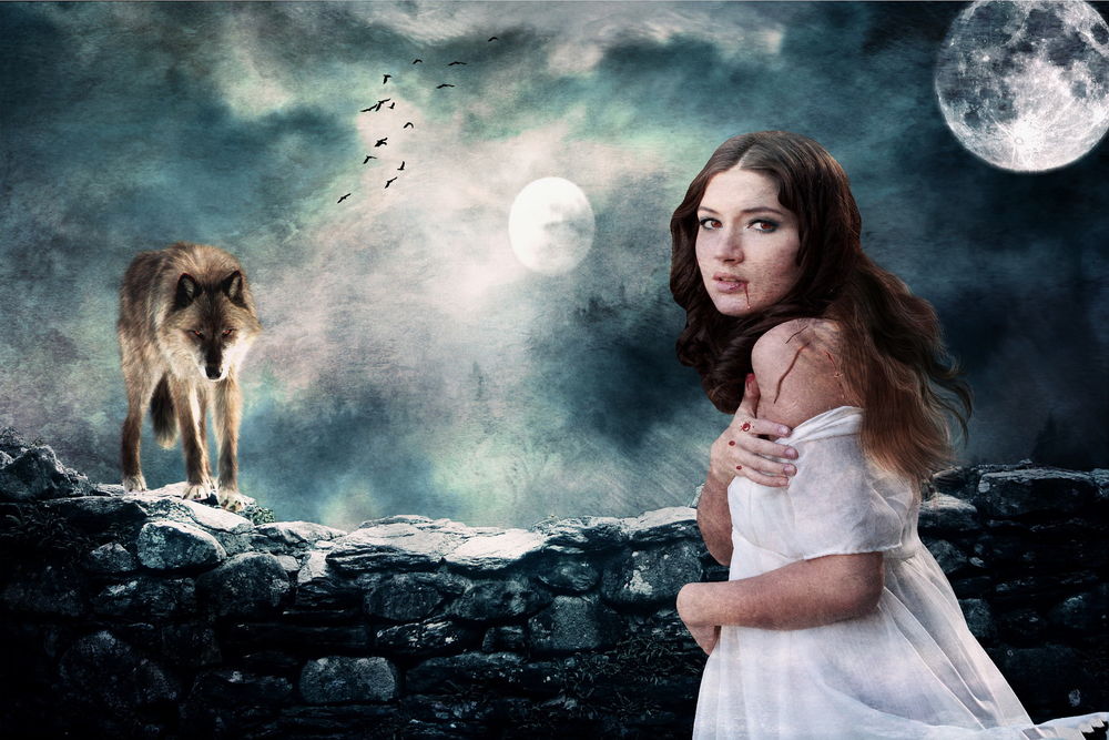 Обои для рабочего стола Темноволосая девушка в белом платье с текущей из рта струйкой крови на фоне ночного неба с взошедшей луной, стоящего на каменной стене волка