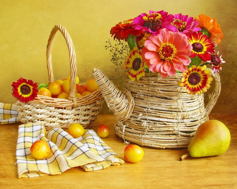 Обои для рабочего стола Цветы и фрукты в плетеных корзинках