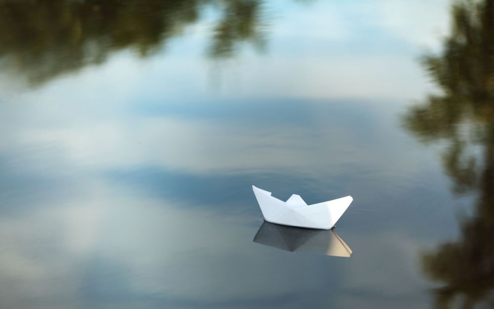 Холст «Бумажный кораблик в воде»