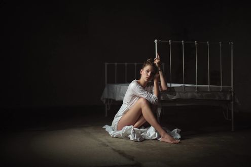 Обои на рабочий стол Девушка сидит у кровати на полу, фотограф Florian Weiler