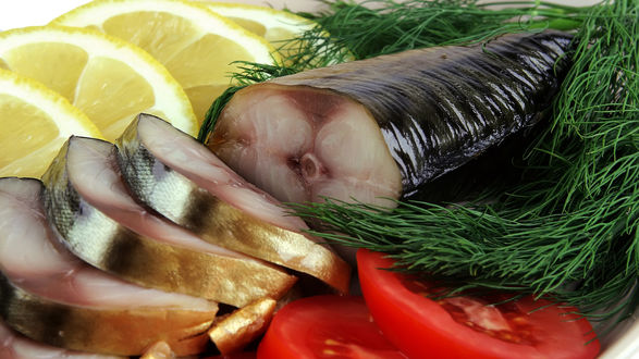 Обои на рабочий стол Нарезанная скумбрия с лимоном