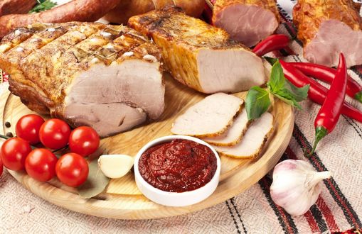 Обои на рабочий стол Буженина с соусом и овощами