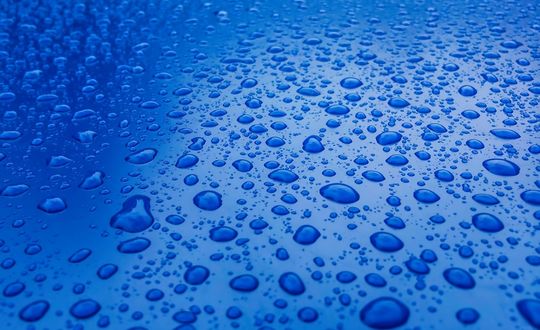 Обои на рабочий стол Капли воды на голубой поверхности