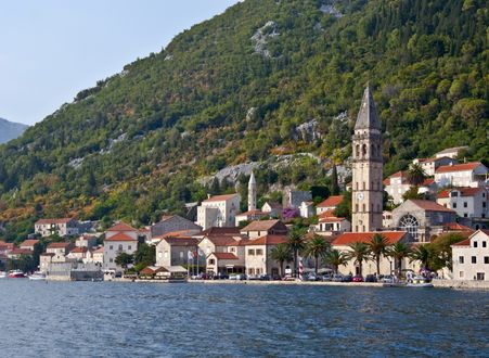 Обои на рабочий стол Городок Пераст, Черногория / Perast, Montenegro у берега моря на склоне горы