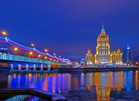 Обои на рабочий стол Ночная Москва, Россия / Moscow, Russia отражается в водах реки