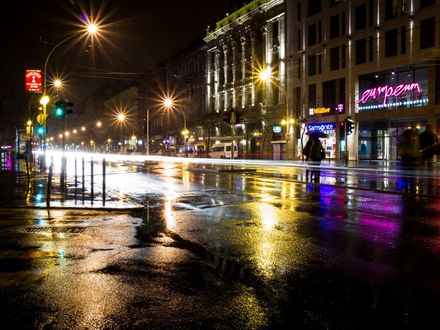Обои на рабочий стол Вечерние огни торговой улицы в Будапеште, Венгрия