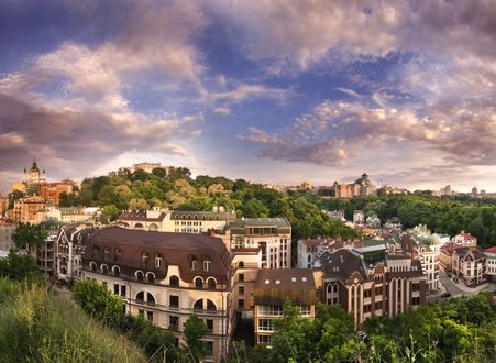 Обои на рабочий стол Панорама улиц Киева, Украина / Kiev, Ukraine, на фоне пасмурного неба