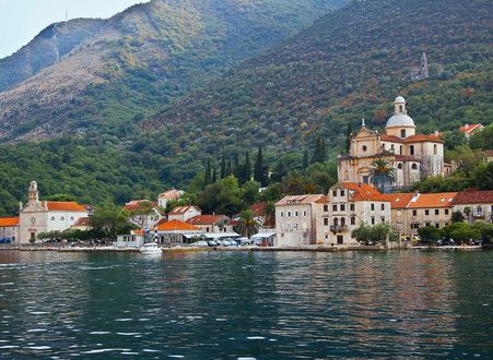 Обои на рабочий стол Городок Черногории / Montenegro, раскинувшийся на побережье у подножия гор