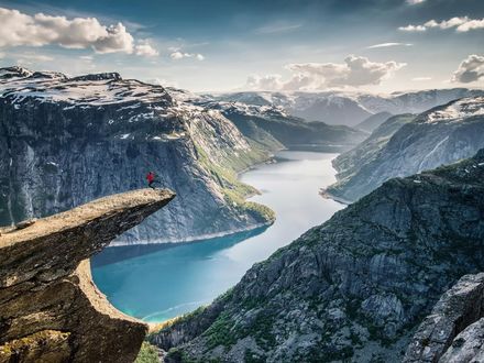 Обои на рабочий стол Танцующий человек на скале Язык тролля в Норвегии / Norway