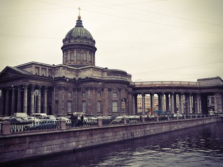 Обои на рабочий стол Казанский собор в Санкт-Петербурге, Россия / St. Petersburg, Russia в пасмурный день