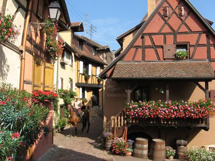 Обои на рабочий стол Улица со старинными домиками во французском городке / France