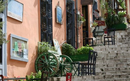 Обои на рабочий стол Старинная улочка в Афинах в Греции / Athens, Greece