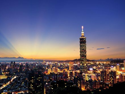 Обои на рабочий стол Вид на вечерний мегаполис и небоскреб Тайпэй 101 / Taipei 101 в городе Тайбэе, Китайская республика (Тайвань) / Republic of China (Taiwan)
