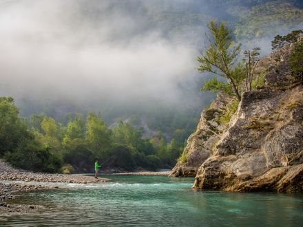 Обои на рабочий стол Мужчина ловит рыбу в реке, Франция / France, Прованс / Provence, река Вердон / Verdon