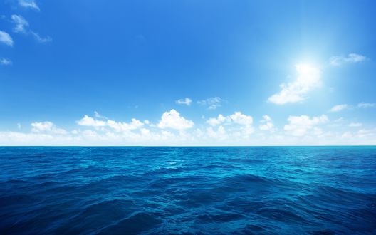 Обои на рабочий стол Невероятно чистое небо над голубым морем