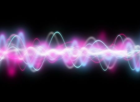Обои на рабочий стол Разноцветные извивающиеся линии на черном фоне