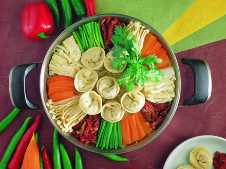 Обои на рабочий стол Пельмени с овощами