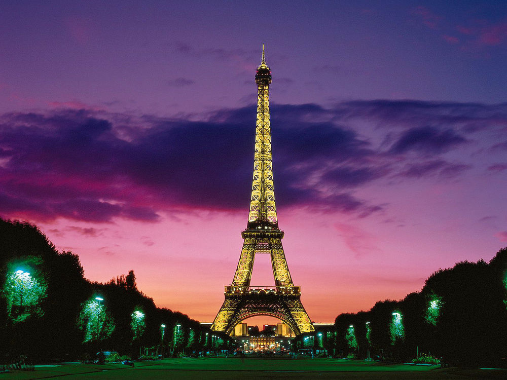 Обои для рабочего стола Эйфелева башня / Eiffel Tower на фоне ночного неба Парижа, Франция / Paris, France