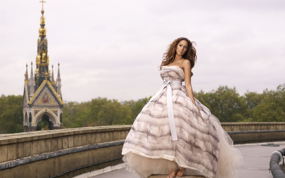 Обои для рабочего стола Певица Leona Lewis / Леона Льюис в пышном платье
