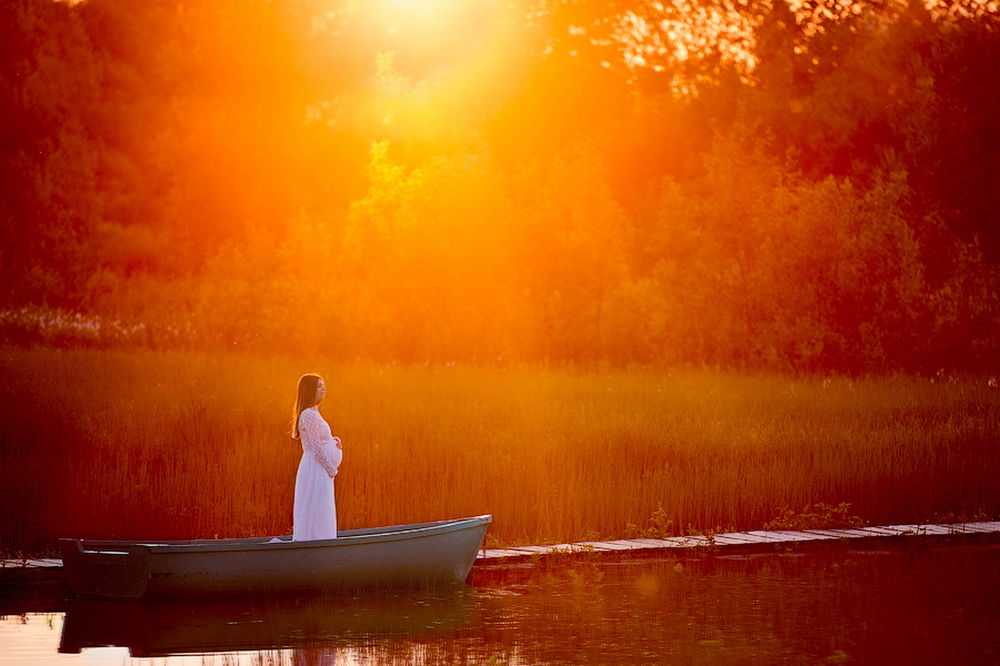 Светловолосая девка на озере