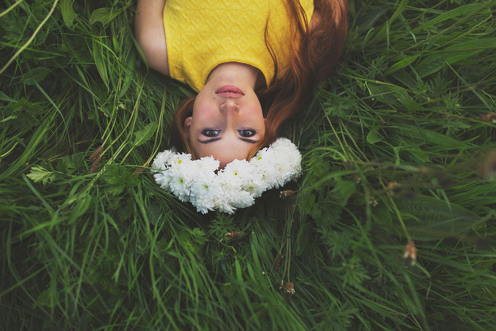 Обои для рабочего стола Девушка в венке из белых цветов лежит на траве, фотограф Graciela Vilagudin, модель Arianna