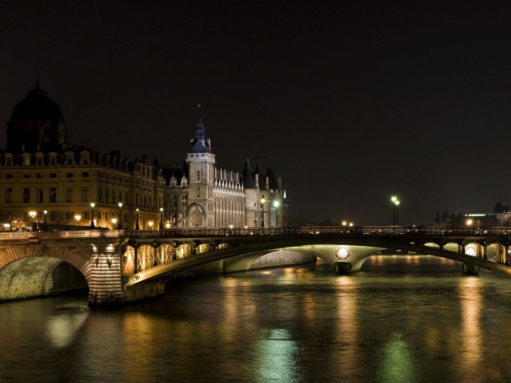 Обои для рабочего стола Мост через Сену в вечернем Париже, Франция / Seine, Paris, France
