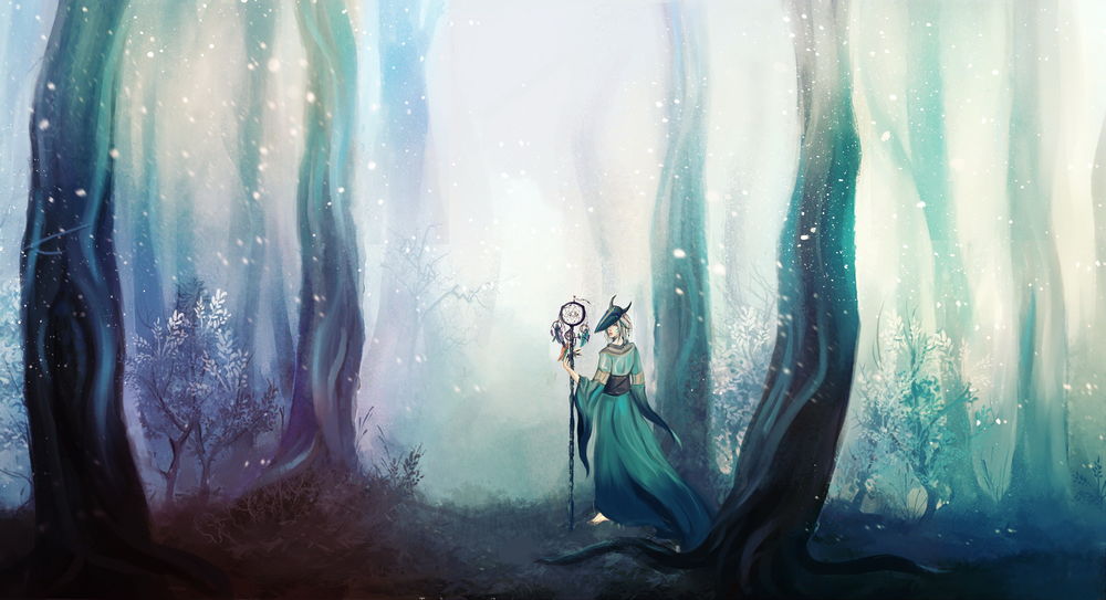 Обои для рабочего стола Стройная девушка в длинном зеленом платье, держащая в руке посох с закрепленным на нем ловцом снов, стоящая на тропинке между деревьями в лесной чаще, покрытой легким туманом и падающим снегом