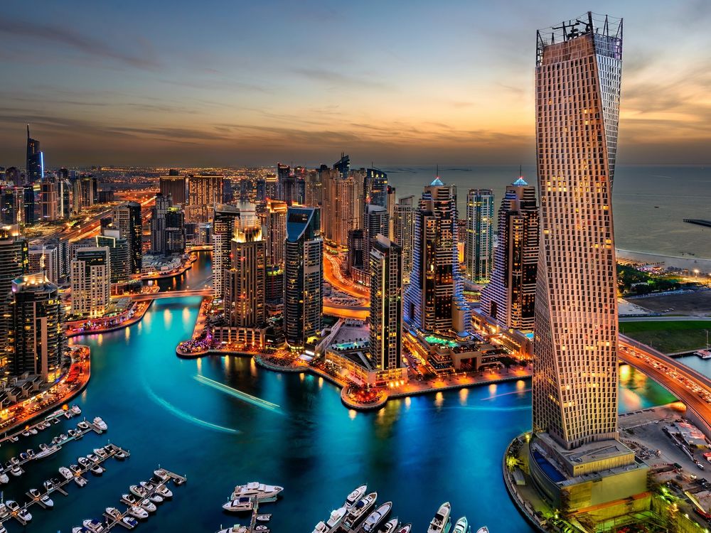 Обои для рабочего стола Вид на вечерний Дубай в ОАЭ / Dubai, UAE с высоты птичьего полета