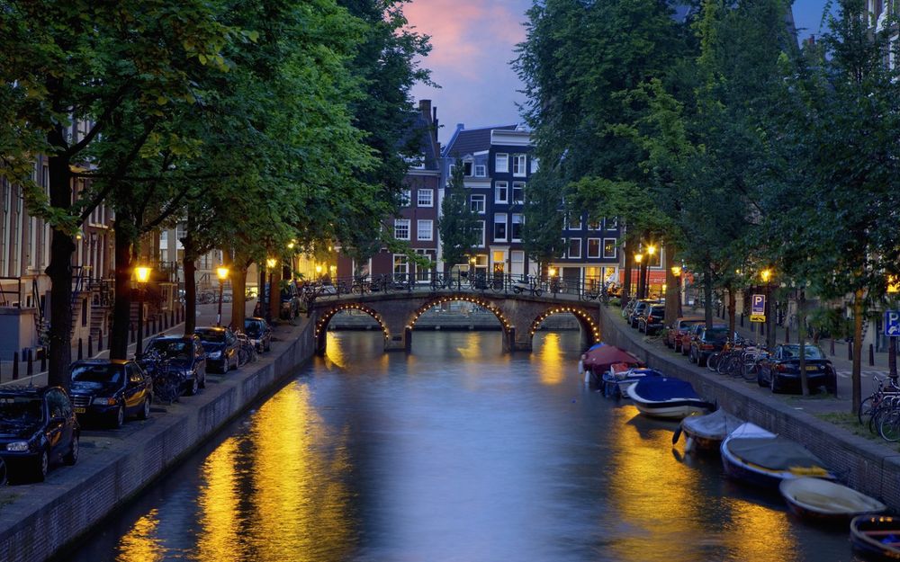 Обои для рабочего стола Мост через речку в вечернем Амстердаме / Amsterdam, Netherlands / Нидерланды
