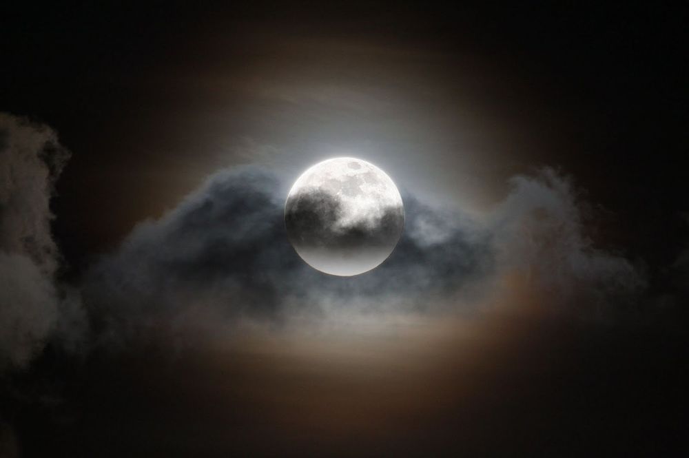 Обои для рабочего стола Полная луна в облаках на ночном небе