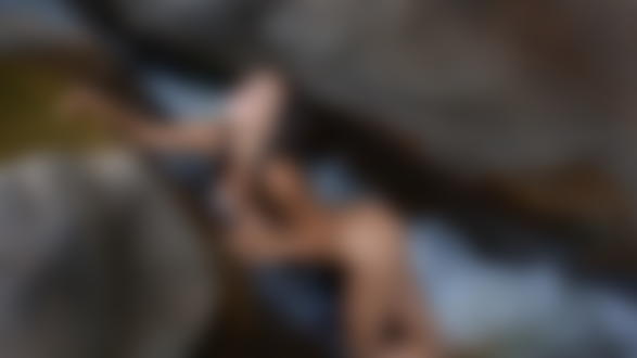 Обои на рабочий стол Девушка в водном потоке