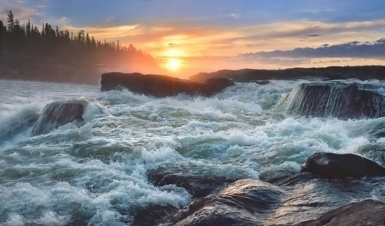 Обои на рабочий стол Набегающие на каменистое морское побережье волны на фоне заходящего за линию горизонта солнца на вечернем небосклоне с разноцветными облаками