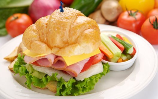Обои на рабочий стол Булочка с начинкой и овощами