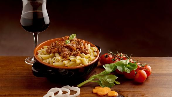 Обои на рабочий стол Макароны с мясом и бокалом вина