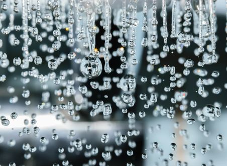 Обои на рабочий стол Капли воды, падающие вниз