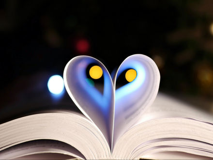 Обои на рабочий стол Сердечко, сложенное из страниц книги