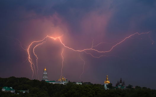 Обои на рабочий стол Разряды молний в грозовом небе над Киево-Печерской лаврой, Украина / Kiev-Pechersk Lavra, Ukraine