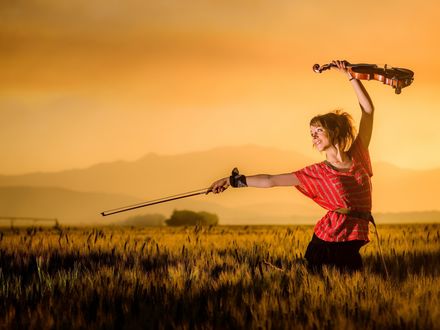 Обои на рабочий стол Американская скрипачка Линдси Стирлинг / Lindsey Stirling со скрипкой в поле