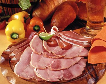 Обои на рабочий стол Мясная нарезка с овощами