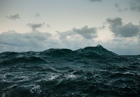 Обои на рабочий стол Неспокойное море на фоне неба