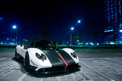 Обои на рабочий стол Авто Pagani Zonda Cinque на фоне ночного Сингапура