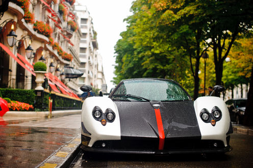Обои на рабочий стол Авто Pagani Zonda Cinque roadster стоит на улице под дождем