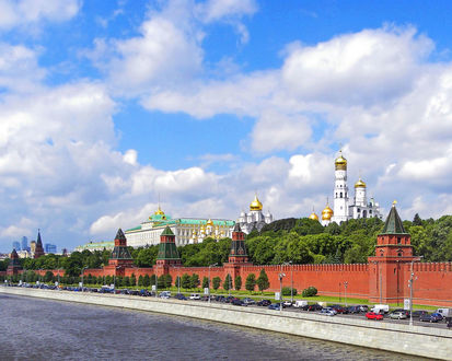 Обои на рабочий стол Дорога вдоль Кремля, Москва, Россия / The Kremlin, Moscow, Russia